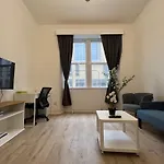 Spacious Boutique Two-bedroom Next To The Castle
