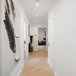 Modern 2 Bed *