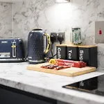 Modern 2 Bed شقة *