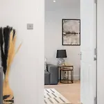 شقة Modern 2 Bed *