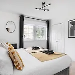 Modern 2 Bed شقة
