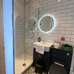 Apartamento Georgian 4 Bedroom 3 Bathroom New Town *