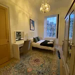 Georgian 4 Bedroom 3 Bathroom New Town Apartamento