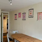 The Red Door, Two-bedrooms Apartman *