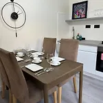 Cozy 2 Bedrooms With Private Parking Space And Garden Lejlighed *