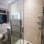 Large Bedroom, Close To Airport And Centre
