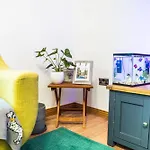Large Bedroom, Close To Airport And Centre
