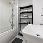 Luxury 4 Bedroom Townhouse With Free Parking *