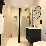 Cosy Apartment, Free Street Parking *