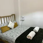Cosy Apartment, Free Street Parking Apartman