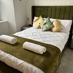 Cosy Apartment, Free Street Parking *