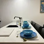 Cosy Apartment, Free Street Parking *
