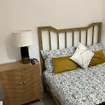 Cosy Apartment, Free Street Parking Apartman