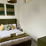 Cosy Apartment, Free Street Parking Apartman