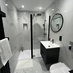 Cosy Apartment, Free Street Parking Apartman *
