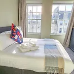 Royal Mile - Bright 2 Bedroom דירה אדינבורו