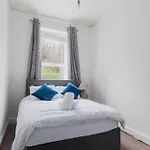 Appartement 3 Bedrooms Bungalow, Sleeps 6, Free Parking With Garden *