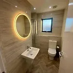 Luxury Spacious 4 Dbl Br House With Free Parking