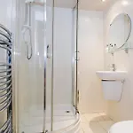 Large 3 Bed 3 Bath - New Town דירה *