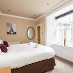 Large 3 Bed 3 Bath - New Town דירה