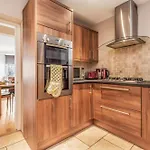 Large 3 Bed 3 Bath - New Town דירה *