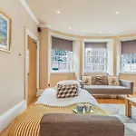 Large 3 Bed 3 Bath - New Town דירה *
