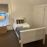 4 Bed Near Airport 度假居