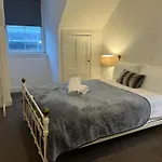 4 Bed Near Airport 度假居