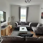度假居 4 Bed Near Airport