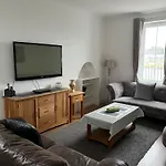 4 Bed Near Airport 度假居 *