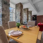 Old Town Romantic Getaway אדינבורו