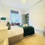 Deluxe Centre *