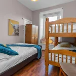 Free Parking | Centre | Sleeps 9 | 3 Bedrooms