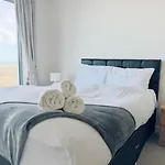 Modern Two Bedroom إدنبرة