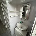 Bright Bedroom With King Side Bed And Share Bathroom 아파트 *