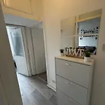 아파트 Bright Bedroom With King Side Bed And Share Bathroom 에든버러
