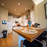 Spacious Flat, Close To The Centre With Scenic Views * 에든버러