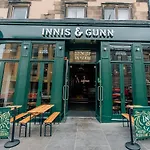 One Bedroom Flat In Old Town , Heart Of Flat Sleeps 4 * Edinburgh