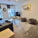 Old Town - Royal Mile Neighbour 2-Bed, 2-Bath Apartment 爱丁堡