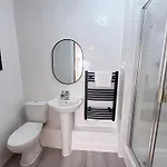 Quiet 2 Bedrooms And 2 Bathrooms With Free Parking Edinburgh