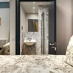 Bonnie - Smart Boutique - Haymarket 4*