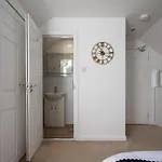 Centre House - 5 Bedrooms - Sleeps 9 - Parking 펜션 *