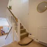 Centre House - 5 Bedrooms - Sleeps 9 - Parking *