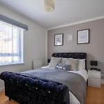 펜션 Centre House - 5 Bedrooms - Sleeps 9 - Parking *