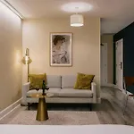 Thistle Royal Garden מלון דירות 4*