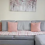 The Lochend Two Bedroom Daire *
