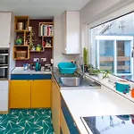 Mid-century Gem Steps From The 아파트 *