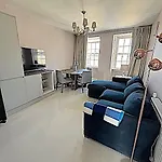 Апартаменты New Royal Mile Apartment With Balcony And Stunning Views Top Floor No Lift