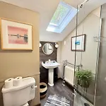 Modern Vintage Bliss Near Calton Hill * Edinburgh