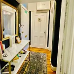 Glamours Stylish Victorian Near Centre شقة